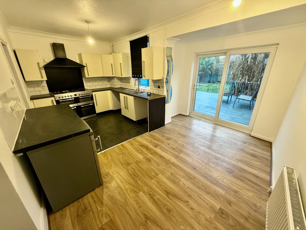 Lot: 153 - VACANT THREE-BEDROOM HOUSE - Kitchen and dining area